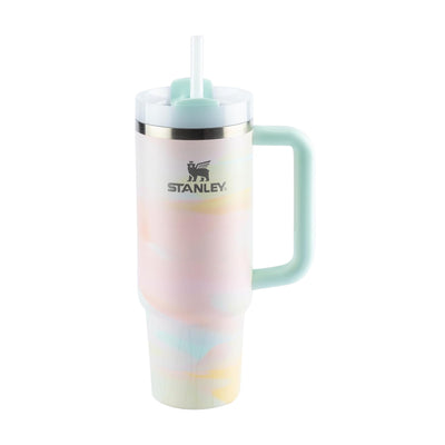 Copo Quencher Stanley 887ml térmico, com alça ergonômica e tampa de 3 posições, ideal para manter bebidas geladas até 40 horas.