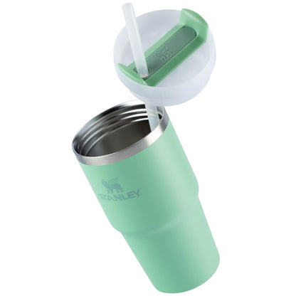 Copo Quencher com alça Stanley | 591ml verde com canudo reutilizável e tampa aberta, mostrando design ergonômico e isolamento a vácuo.