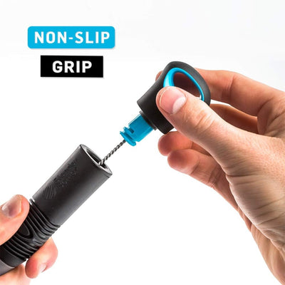 Pessoa segurando escova com pegada antiderrapante, destacando o design eficiente das Escovas para limpeza BlenderBottle 2 em 1.