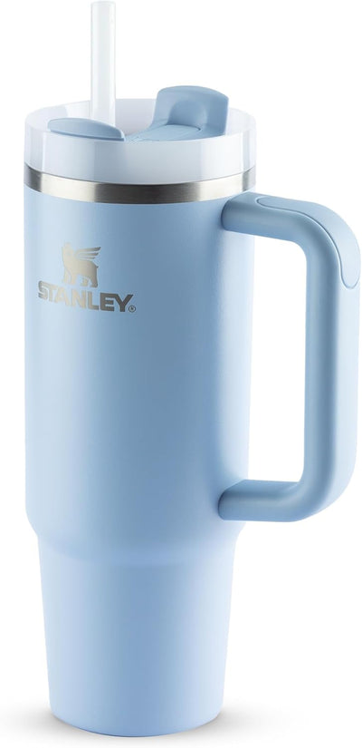 Copo Quencher Stanley 887ml azul com alça ergonômica e tampa de 3 posições, ideal para manter bebidas geladas por até 40 horas.