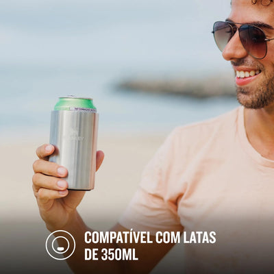 Can Cooler com canudo Stanley | 296ML em uso na praia, compatível com latas de 350ml.