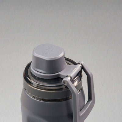 Detalhe da tampa da Garrafa Térmica PACCO Vyta 650ml com design elegante e estrutura em aço inox.