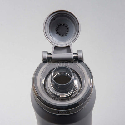 Imagem de uma Garrafa Térmica PACCO Vyta 650ml com tampa aberta, destacando o design moderno e a qualidade dos materiais.