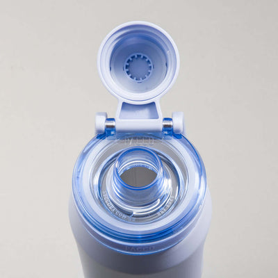 Vista superior da Garrafa Térmica PACCO Vyta 650ml com tampa azul aberta, destacando o design elegante e funcional.
