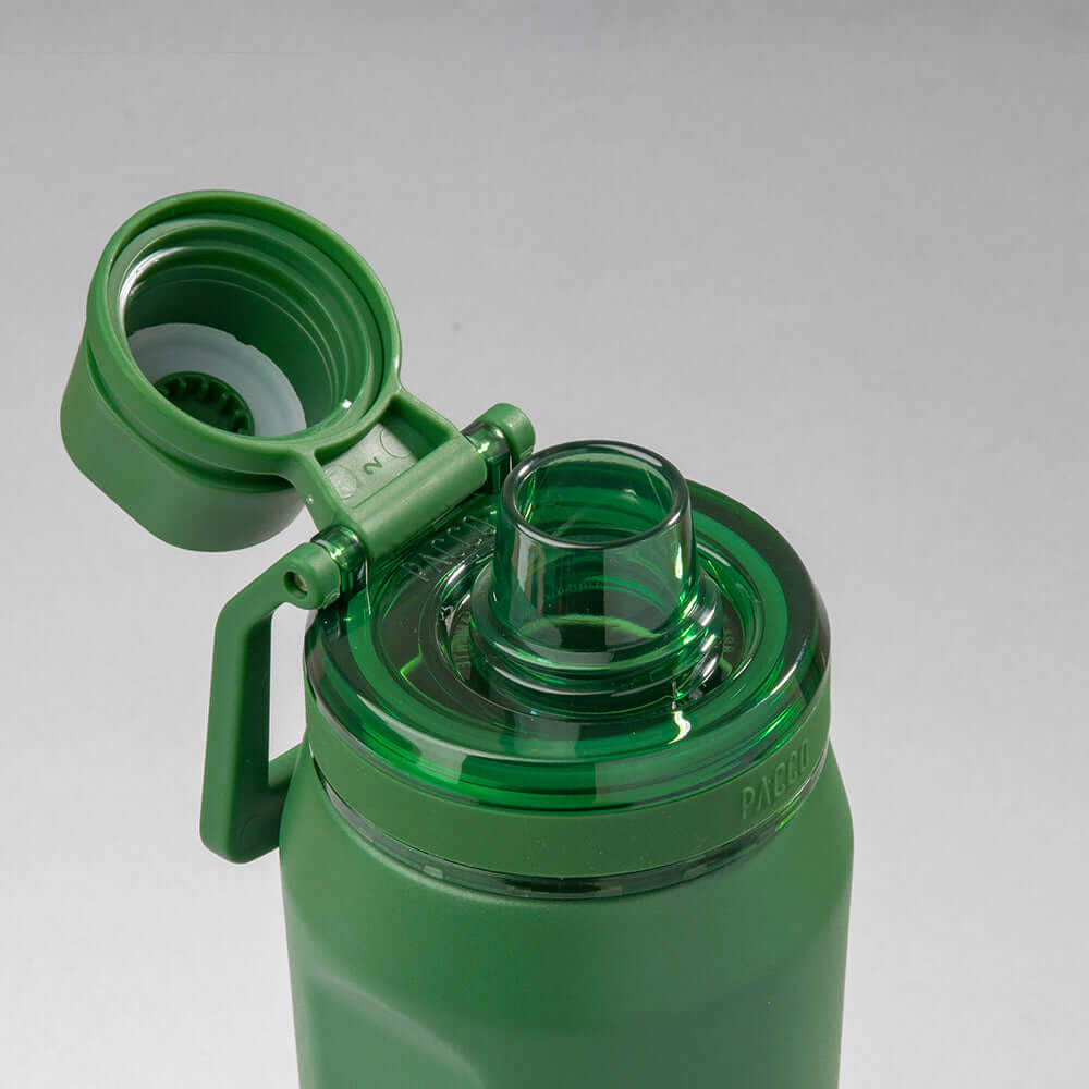 Garrafa Térmica PACCO Vyta 650ml verde com tampa aberta, destacando o design elegante e funcionalidade prática para bebidas.