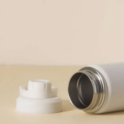 Garrafa Térmica PACCO Hydrav2 650ml com tampa destacada, ideal para manter bebidas frias ou quentes por longas horas.