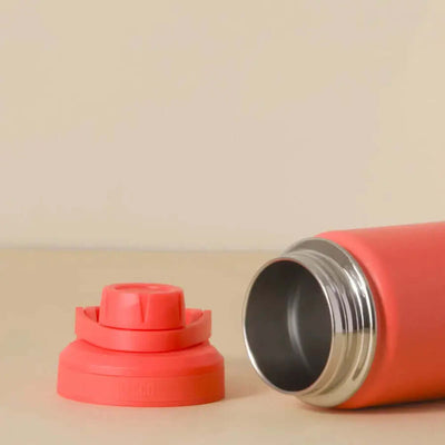 Garrafa Térmica PACCO Hydrav2 650ml em coral, design sofisticado com tampa destacada, ideal para bebidas quentes e frias.
