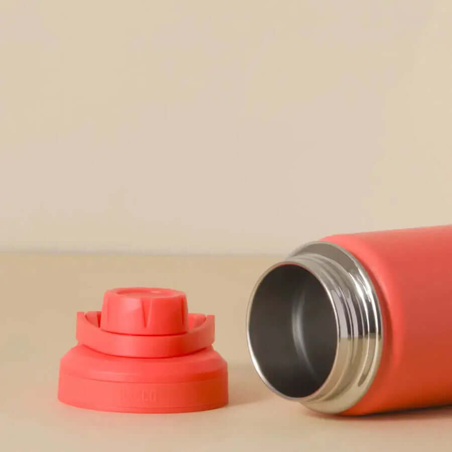 Garrafa Térmica PACCO Hydrav2 650ml em coral, design sofisticado com tampa destacada, ideal para bebidas quentes e frias.