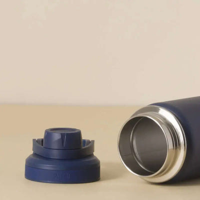 Garrafa Térmica PACCO Hydrav2 650ml com tampa azul e design sofisticado, ideal para manter bebidas quentes ou frias por horas.
