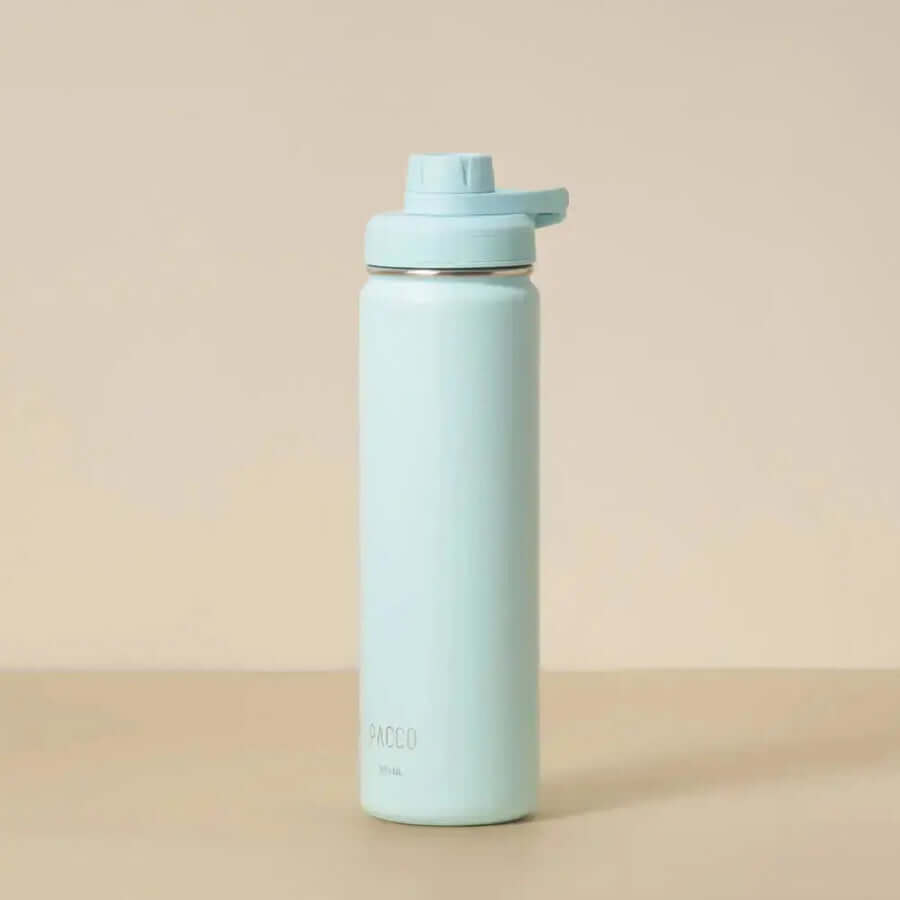 Garrafa Térmica PACCO Hydrav2 650ml azul claro em superfície neutra, ideal para bebidas quentes e frias com design sofisticado.