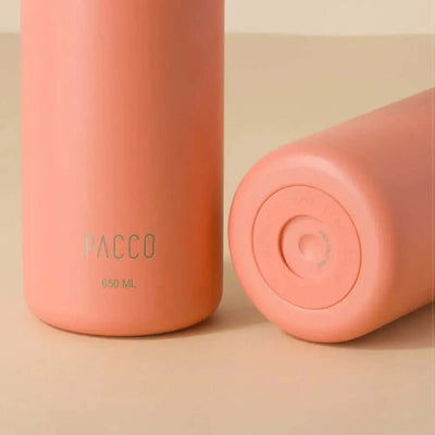 Garrafa Térmica PACCO Hydrav2 650ml em cor de pêssego, destacando design sofisticado e tamanho; performance térmica superior.