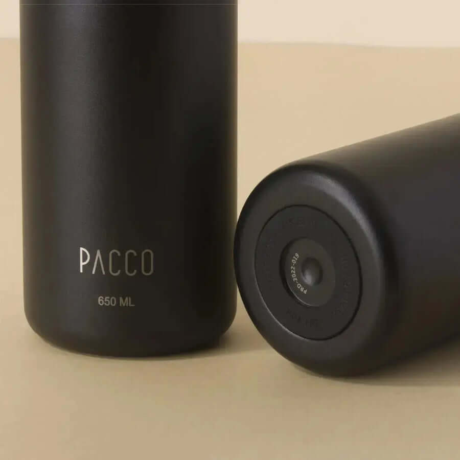 Close-up da Garrafa Térmica PACCO Hydrav2 650ml em cor preta, mostrando detalhes de design sofisticado e capacidade de 650 ml.