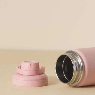 Garrafa Térmica PACCO Hydrav2 650ml rosa, destacando vedação da tampa e design moderno com isolamento térmico eficiente.