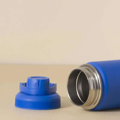 Garrafa Térmica PACCO Hydrav2 650ml azul aberta, destacando a vedação, ideal para manter a temperatura das bebidas por horas.
