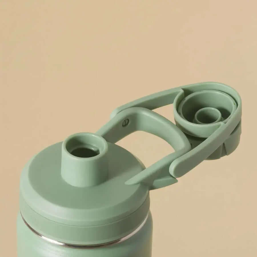 Close-up da tampa da Garrafa Térmica PACCO HydraV2 650ml com design verde sofisticado e funcionalidade ergonomicamente projetada.