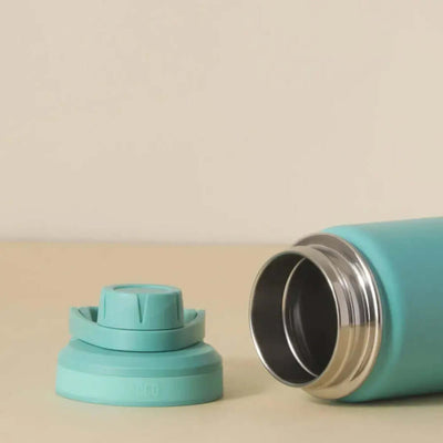 Garrafa Térmica PACCO Hydrav2 650ml em azul claro, destacando isolamento a vácuo e design sofisticado para bebidas quentes e frias.