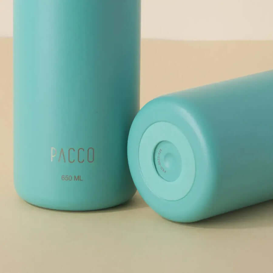 Garrafa Térmica PACCO Hydrav2 650ml em azul mostrando design elegante e fundo neutro, ideal para manter bebidas na temperatura ideal.