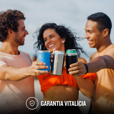 Can Cooler com canudo Stanley | 296ML sendo utilizado por amigos celebrando na praia.