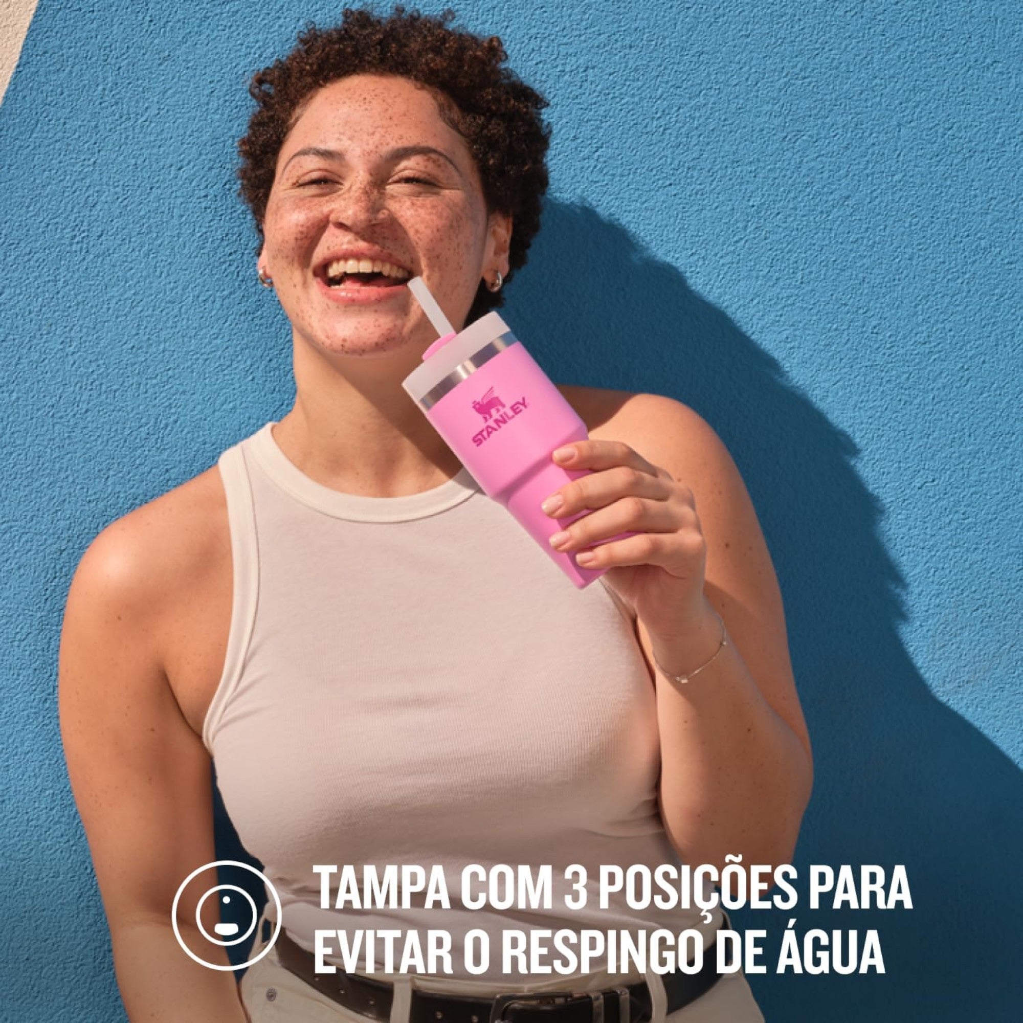 Copo Quencher com alça Stanley | 591ml em mãos, pessoa sorridente ao ar livre