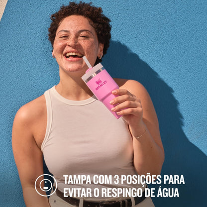 Copo Quencher com alça Stanley | 591ml em mãos, pessoa sorridente ao ar livre