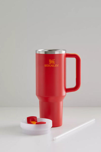Copo Quencher Stanley 1,18L vermelho com alça e tampa destacável, ideal para hidratação diária com estilo e durabilidade.