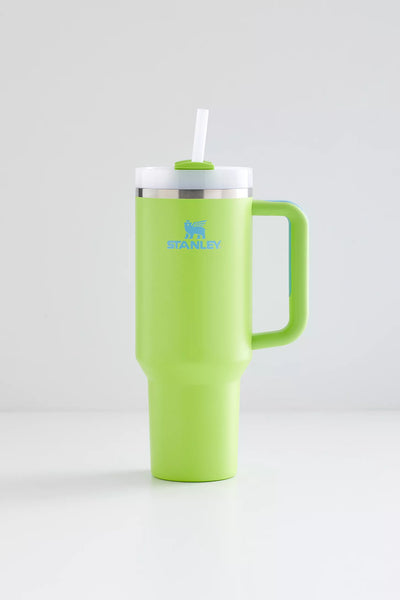 Copo Quencher Stanley 1,18L verde com canudo e design ergonômico em aço inox reciclado para hidratação prática e elegante.