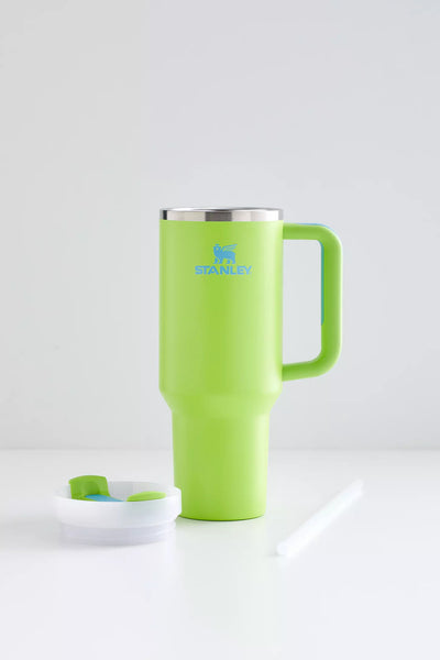 Copo Quencher Stanley 1,18L verde com design ergonômico, ideal para academia e viagens, feito em aço inox reciclado para durabilidade.