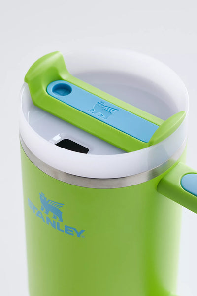 Copo Quencher Stanley 1,18L verde com tampa ergonômica e design icônico para hidratação prática e elegante.