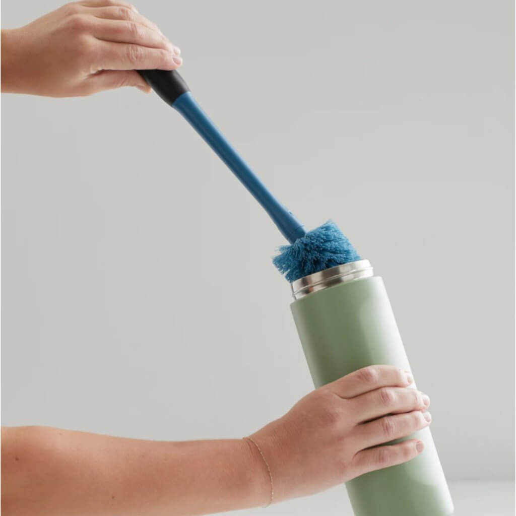 Escova para Limpeza Owala 2 em 1 - Smokey Brush em ação, demonstrando limpeza eficiente de garrafa com design ergonômico.