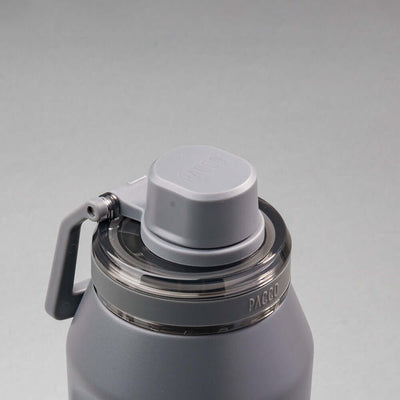 Garrafa Térmica PACCO Vyta 950ml em aço inox, tampa cinza, design sofisticado e funcional para manter bebidas quentes ou frias por horas.