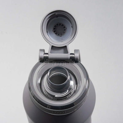Garrafa Térmica PACCO Vyta 950ml com tampa aberta e design em aço inoxidável de alta qualidade, ideal para manter bebidas quentes ou frias.