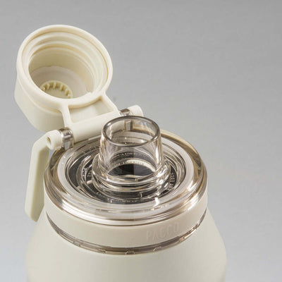 Detalhe da tampa aberta da Garrafa Térmica PACCO Vyta 950ml, com bico transparente e design sofisticado em aço inox.