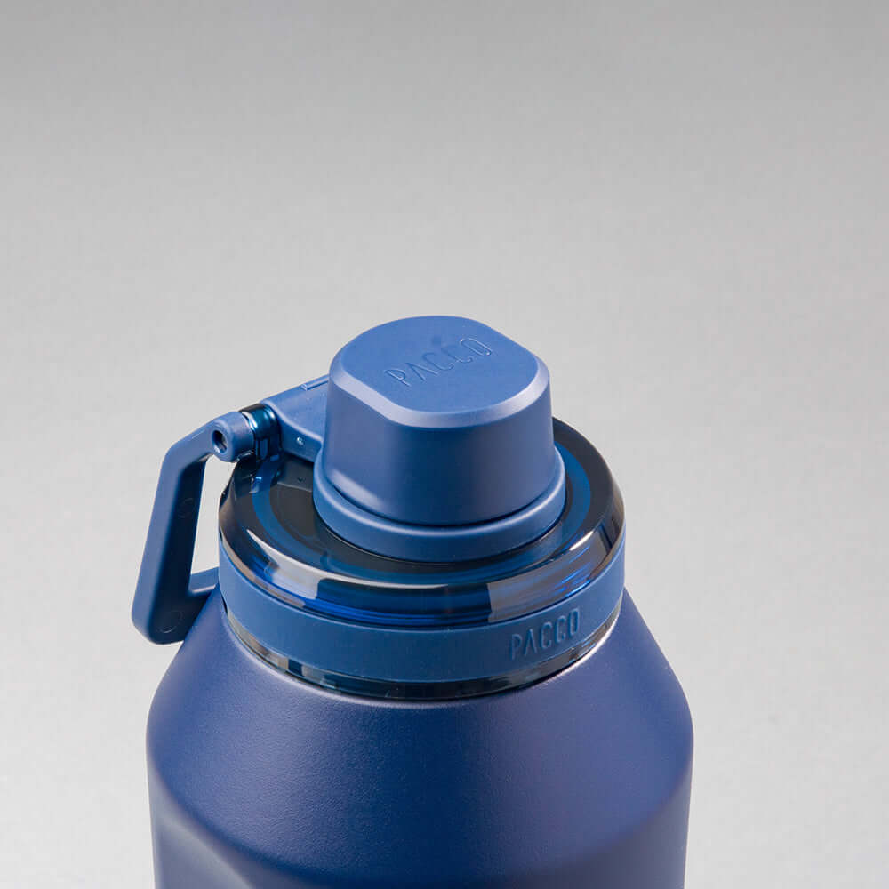 Tampa segura da Garrafa Térmica PACCO Vyta 950ml, design moderno em azul, ideal para manter bebidas na temperatura desejada.
