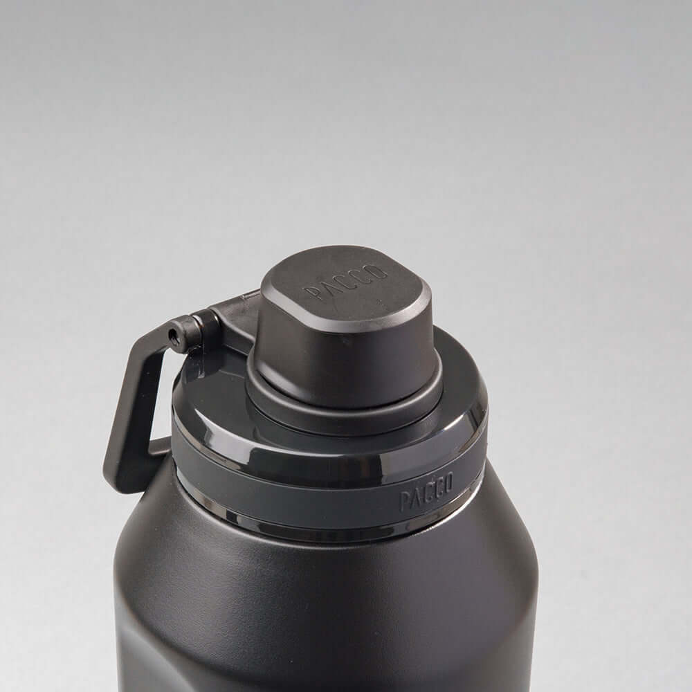 Garrafa Térmica PACCO Vyta 950ml com tampa preta e corpo de aço inox 18/10, destacando sofisticação e desempenho térmico.