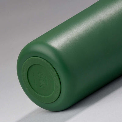Detalhe da base da Garrafa Térmica PACCO Vyta 950ml verde, garrafa de aço inox com isolamento térmico a vácuo.