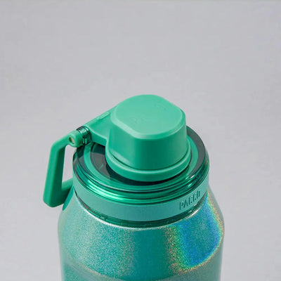 Tampa PACCO Flow em garrafa verde com design ergonômico, ideal para bebidas quentes ou frias, destacando-se pela praticidade.