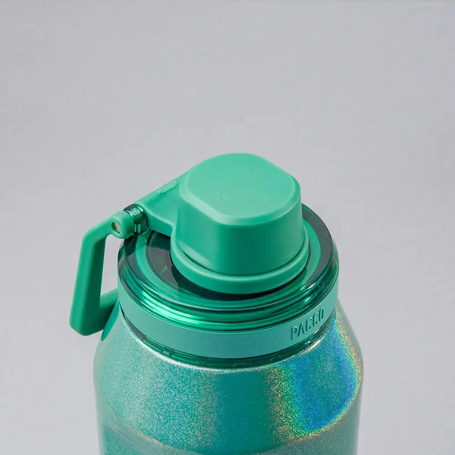 Tampa PACCO Flow em garrafa verde com design ergonômico, ideal para bebidas quentes ou frias, destacando-se pela praticidade.