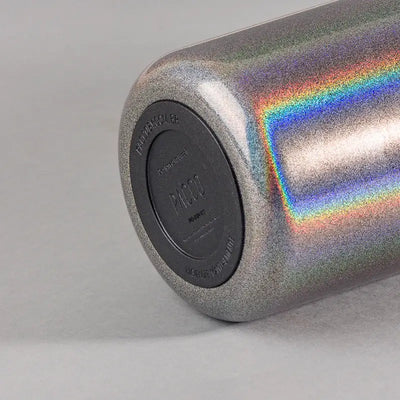 Base da Garrafa Térmica Vyta 950ml PACCO | PEDRAS PRECIOSAS com efeito iridescente no fundo cinza.