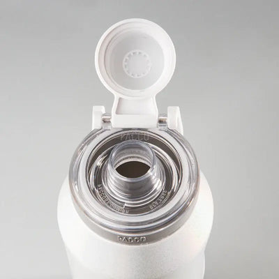 Garrafa Térmica Vyta 950ml PACCO | PEDRAS PRECIOSAS com tampa aberta, destacando design sofisticado e funcionalidade eficiente.