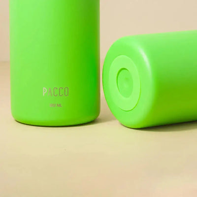 Detalhe da Garrafa Térmica PACCO Hydrav2 950ml verde com design moderno e isolamento a vácuo.