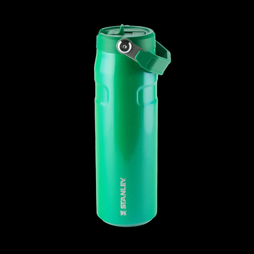 Garrafa Térmica Aerolight Flip Straw Stanley 710ml verde para hidratação eficiente com isolamento a vácuo e durabilidade em aço inox.