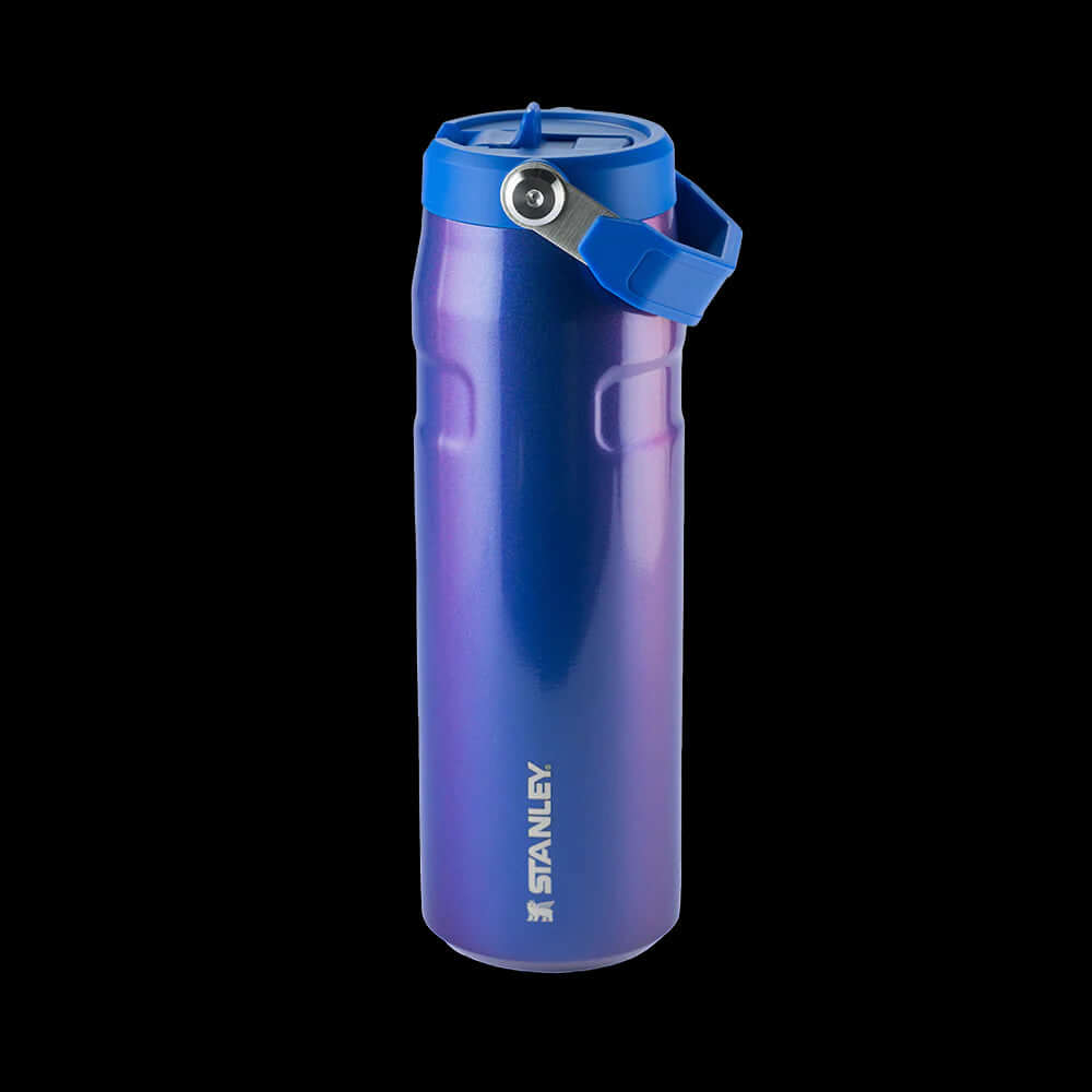 Garrafa Térmica Aerolight Flip Straw Stanley 710ml azul em aço inox com alça, ideal para manter bebidas frias ou quentes.