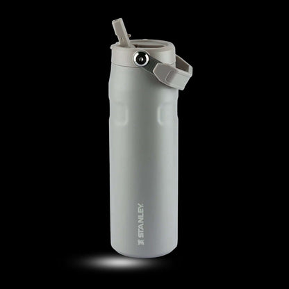 Garrafa Térmica Aerolight Flip Straw Stanley 710ml mantém bebidas quentes ou frias, design leve e robusto, isolamento a vácuo.