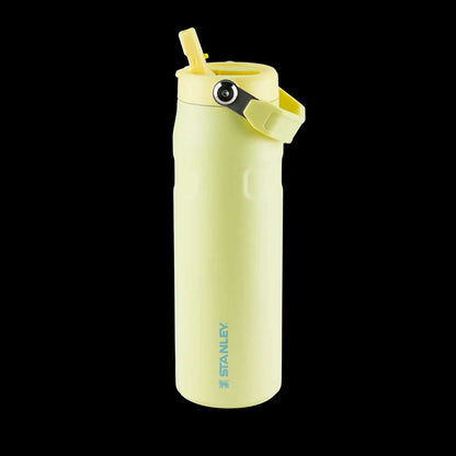 Garrafa Térmica Aerolight Flip Straw Stanley 710ml em amarelo com tecnologia de isolamento a vácuo, ideal para bebidas geladas ou quentes.