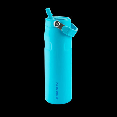 Garrafa Térmica Aerolight Flip Straw Stanley 710ml azul com tecnologia Aerolight™ para manter bebida gelada ou quente.