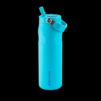 Garrafa Térmica Aerolight Flip Straw Stanley 710ml azul com tecnologia Aerolight™ para manter bebida gelada ou quente.