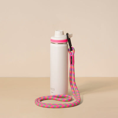 Garrafa branca com Alça Clipper Pacco em corda colorida e mosquetão, destacando mobilidade e estilo.