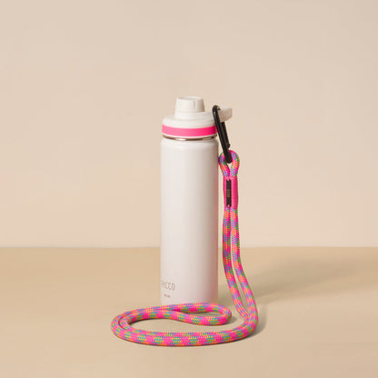 Garrafa branca com Alça Clipper Pacco em corda colorida e mosquetão, destacando mobilidade e estilo.
