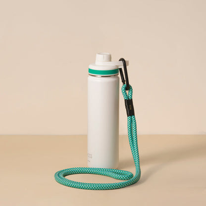 Garrafa com Alça Clipper Pacco equipada com mosquetão em metal inoxidável e corda naval resistente para mobilidade segura.