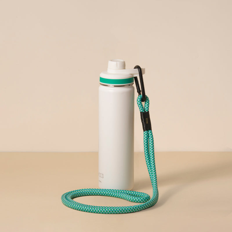 Garrafa com Alça Clipper Pacco equipada com mosquetão em metal inoxidável e corda naval resistente para mobilidade segura.